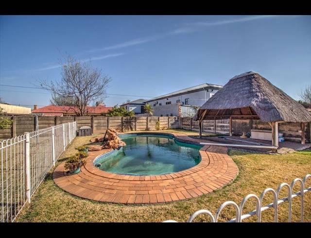4 BEDROOM FREESTANDING FOR SALE IN KEMPTON PARK EXT 2